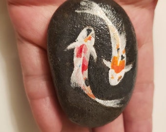Pebble Painted koy fish Pierre peinte à la main avec acrylique et fini