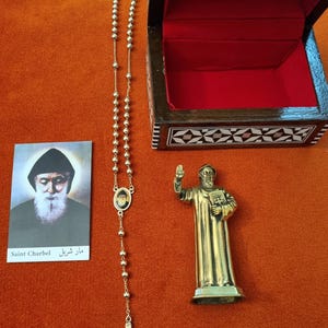 St. Charbel Blessed Anhänger in einer Box und Charbel sttue binder + Symbol-Karte kostenlos Geschenk Charbal