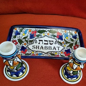 エルサレム陶器の安息日のキャンドルホルダーとトレイ