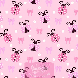 Peut inclure: Un motif répétitif sur fond rose clair représentant des coccinelles aux ailes roses ornées de fleurs blanches, entremêlées de petits nœuds rose clair et de minuscules fleurs blanches. Le texte indique FunArtBySarah.
