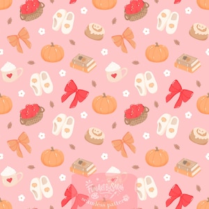 Op de afbeelding: Een naadloos patroon op een lichtroze achtergrond met illustraties van oranje pompoenen, witte pantoffels, rode en oranje strikken, manden met rode appels, mokken met hartjes, stapels boeken, kaneelbroodjes en kleine witte bloemetjes.
