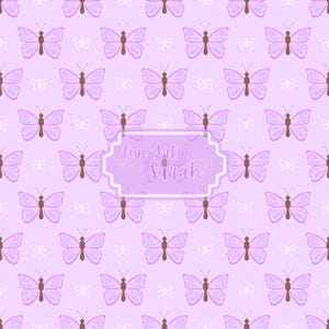 Peut inclure: Un motif répétitif de papillons violet clair avec des corps bruns sur un fond lavande pâle. Un cadre rectangulaire central aux bords festonnés contient le texte blanc Fun Art by Sarah, centré sur le motif de papillons.