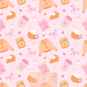 Peut inclure: Un motif répétitif sur fond rose clair illustrant des pulls orange avec des cœurs, des tasses à café roses, des parts de tarte à la citrouille, des bocaux, des nœuds roses, des petits champignons et des livres intitulés Fall Tales.