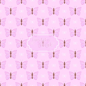 Peut inclure: Un motif répétitif sur fond rose clair représentant des papillons stylisés avec des corps bruns et des ailes violet clair. De plus petits contours de papillons blancs sont intercalés entre les plus grands. Un cadre blanc central contient le texte Fun Art by Sarah.