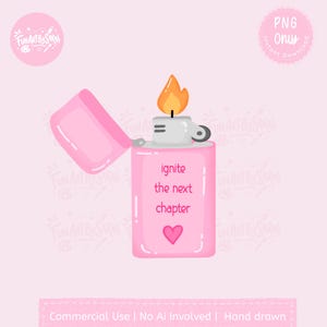 Peut inclure: Une illustration de briquet rose à clapet avec une flamme orange allumée. Le briquet porte le texte 'ignite the next chapter' en lettres roses au-dessus d'un petit cœur rose. Le design est présenté comme un graphique numérique sur fond rose clair.
