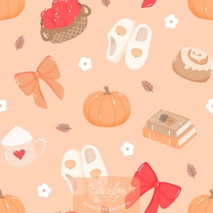 Peut inclure: Un motif répétitif sur fond pêche clair illustrant des citrouilles, des pommes rouges dans un panier tressé, des chaussons blancs avec des motifs de citrouille, des nœuds orange, une tasse avec de la crème fouettée et un cœur, des livres et des fleurs blanches.