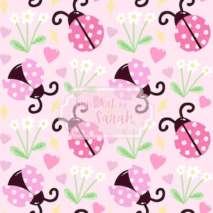 Peut inclure: Motif répétitif de coccinelles roses avec des motifs floraux blancs sur les ailes, entrecoupé de marguerites blanches, de cœurs roses et de losanges jaunes, sur fond rose clair. Le texte "Fun Art by Sarah" est également présent.