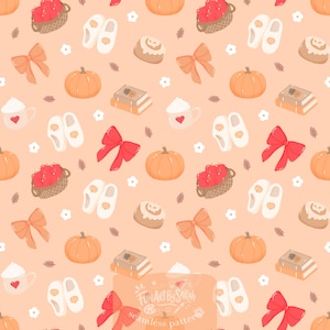 Peut inclure: Un motif répétitif sur fond pêche clair illustrant des pommes rouges dans des paniers, des chaussons blancs, des citrouilles orange, des roulés à la cannelle, des nœuds rouges et orange, des livres, des tasses à cœur et des fleurs blanches.