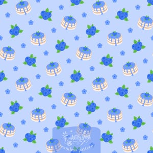 Könnte beinhalten: Ein nahtloses Muster auf hellblauem Grund mit wiederkehrenden Illustrationen von gestapelten Pfannkuchen mit blauem Sirup und Blaubeeren, durchsetzt mit kleinen blauen Blüten und Gruppen aus drei Blaubeeren mit grünen Blättern.