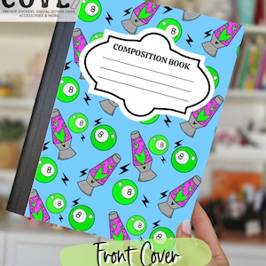 Puede incluir: Un cuaderno de composición con una cubierta azul claro con un patrón de bolas de billar verdes con el número 8, lámparas de lava rosas y grises y rayos negros. La portada también tiene una etiqueta blanca que dice "COMPOSITION BOOK".