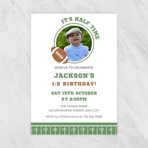 Pode incluir: Um convite de aniversário de meio ano com tema de futebol, em verde e marrom. O convite apresenta uma foto de um menino pequeno usando um chapéu e uma bola de futebol. O texto diz "It's Half Time", "Jackson's 1/2 Birthday!" e "Sat 15th October at 2:00pm".