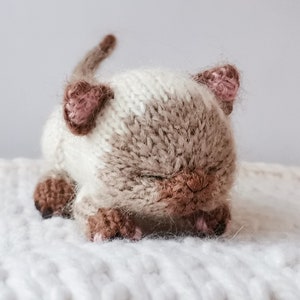 Sleeping kitten knittting pattern. Realistic kitty tutorial. English and Russian PDF. image 8