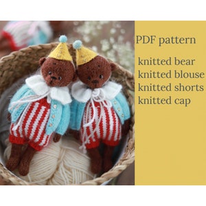 Puede incluir: Dos osos de peluche tejidos con atuendos a rayas azules y blancas con pantalones cortos a rayas rojas y blancas. Los osos llevan gorros de fiesta amarillos y blancos. La imagen incluye el texto "PDF pattern knitted bear knitted blouse knitted shorts knitted cap".