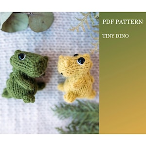 Può includere: Modello PDF per lavorare a maglia un piccolo dinosauro. Il modello include due opzioni di colore: verde e giallo. I dinosauri sono mostrati in primo piano.