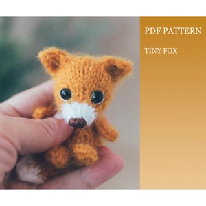 Tiny Fox schema di lavoro a maglia. Piccolo cucciolo di volpe tutorial fai da te di lavoro a maglia. Giocattolo per giocattolo. Miniatura di lavoro a maglia. PDF in inglese e russo.