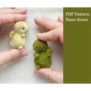 Puede incluir: Dos pequeñas figuras amigurumi de punto, una amarilla y otra verde, se sostienen en manos. El texto "PDF Pattern Nano draco" es visible en el fondo.