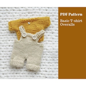 Puede incluir: Un conjunto de bebé tejido con una camiseta amarilla y un mono beige. El conjunto está colocado sobre una superficie de tejido blanco. El texto "PDF Pattern Basic T-shirt Overalls" está en la esquina superior derecha de la imagen.
