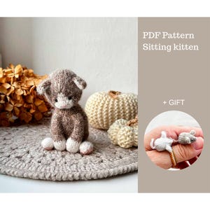 Sitting kitten knitting pattern. Nimble mouse as a gift. English and Russian PDF.