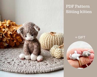 Sitting kitten knitting pattern. Nimble mouse as a gift. English and Russian PDF.