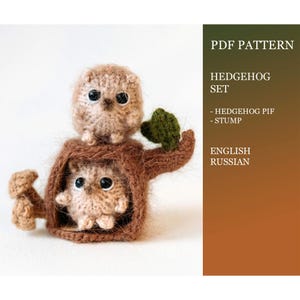 Op de afbeelding: Een handgemaakte gehaakte egelset, met twee kleine egels in een bruine boomstronk. De egels zijn lichtbruin met zwarte ogen. De boomstronk heeft een groen blad en een paddenstoel. De tekst "PDF PATTERN" is ook inbegrepen.