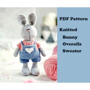 Patrón de tejido de conejito con overol y suéter de corazones. Tutorial en PDF para juguete de conejo de peluche.