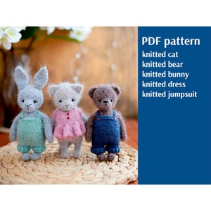 Könnte beinhalten: Drei gestrickte Tierpuppen: ein graues Häschen in grünen Latzhosen, eine graue Katze in einem rosa Kleid und ein brauner Bär in blauen Latzhosen. Die Puppen stehen auf einer gewebten Matte. Der Text rechts lautet "PDF pattern" und listet Strickmuster auf.