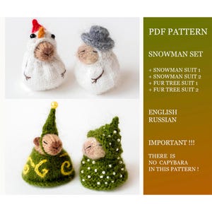 Puede incluir: Un conjunto de cuatro figuras tejidas a mano: dos muñecos de nieve y dos trajes de árbol. Los muñecos de nieve son blancos con sombreros grises y los trajes de árbol son verdes. El texto dice "PDF PATTERN SNOWMAN SET".