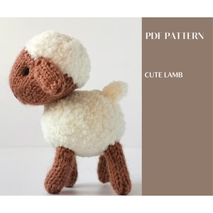 Pode incluir: Um brinquedo de lã de cordeiro branco e marrom. O cordeiro tem um corpo branco felpudo e pernas e cabeça marrons. O padrão PDF para este brinquedo está disponível para compra.
