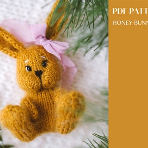 Honey Bunny knitting pattern. Little knitted amigurumi rabbit step-by-step tutorial. DIY tiny toy. English and Russian PDF.