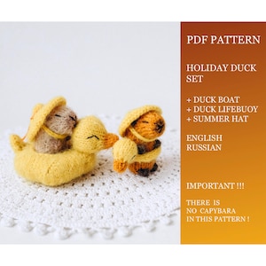 Puede incluir: Un patrón PDF para tejer un conjunto de patos navideños, que incluye un bote de pato, un salvavidas y un sombrero de verano. El patrón está disponible en inglés y ruso.  "¡IMPORTANTE!!! ¡NO HAY CAPIBARA EN ESTE PATRÓN!"