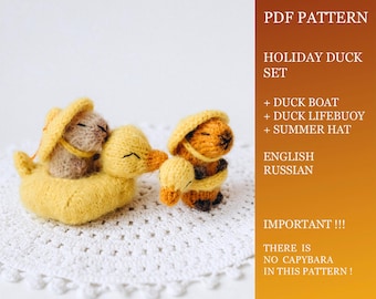 Conjunto de patito navideño para tejer con patrón de capibara en miniatura. Incluye barco y salvavidas de pato. Tejido en miniatura. PDF en inglés y ruso.