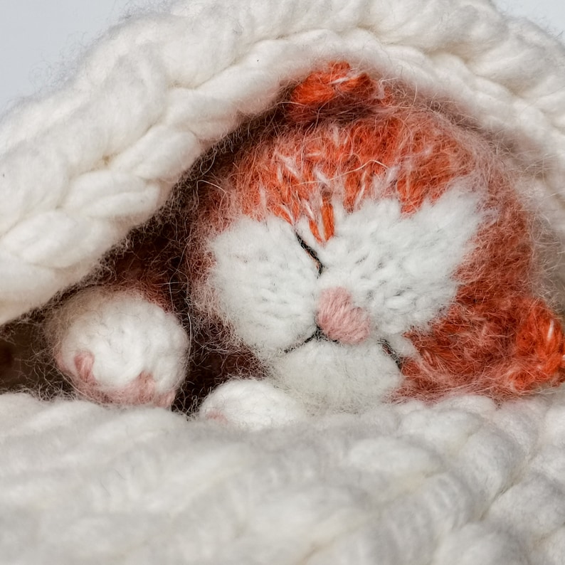 Modèle de tricot pour chaton endormi. Tutoriel réaliste sur un chaton. PDF anglais et russe. image 2