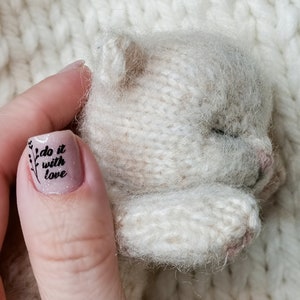 Sleeping kitten knittting pattern. Realistic kitty tutorial. English and Russian PDF. image 3