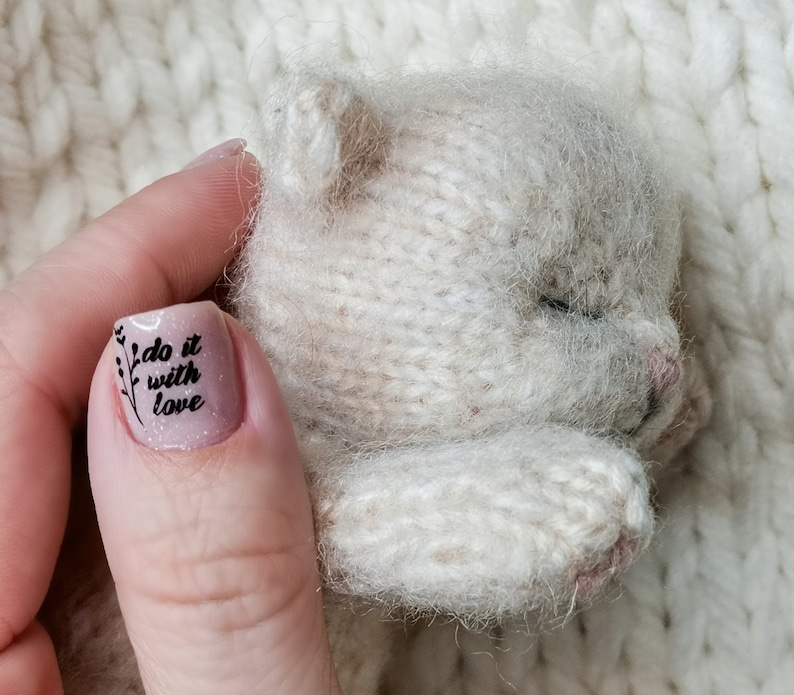 Sleeping kitten knittting pattern. Realistic kitty tutorial. English and Russian PDF. image 3