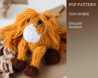 Tiny horse knitting pattern. Knitted amigurumi horse miniature step by step tutorial. DIY horse tiny gift. English and Russian PDF.