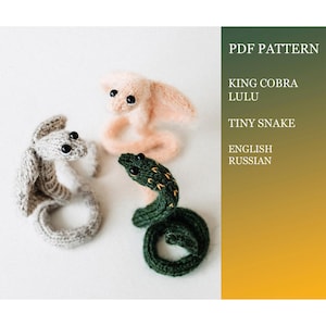 Può includere: Modello PDF per lavorare a maglia un King Cobra Lulu e un piccolo serpente. Il modello include istruzioni in inglese e russo.