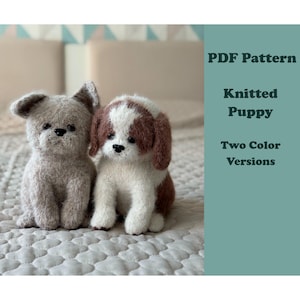 Puede incluir: Dos figuras de cachorros tejidos, una de color marrón claro sólido y otra blanca con manchas marrones, con narices y ojos negros. El texto dice: PDF Pattern, Knitted Puppy, Two Color Versions. Estos juguetes suaves y peludos están sentados.