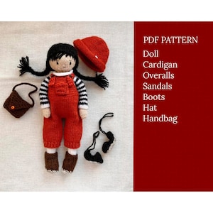 Pode incluir: Padrão de boneca de tricô PDF. A boneca está usando um macacão vermelho, uma camisa listrada, um chapéu vermelho, botas marrons e carregando uma bolsa marrom. O padrão inclui instruções para fazer a boneca, o macacão, a camisa, o chapéu, as botas e a bolsa.