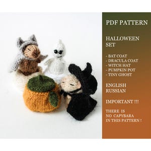 Puede incluir: Un conjunto de figuras de Halloween tejidas a mano, que incluyen un murciélago, Drácula, una bruja, una calabaza y un fantasma. Las figuras son de varios colores, con la bruja usando un sombrero y abrigo negro. La imagen también incluye el texto "PDF Pattern".