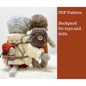Pode incluir: Dois animais de pelúcia de malha usando mochilas. O animal cinza está usando um suéter branco e uma mochila laranja e marrom. O animal marrom está usando uma mochila marrom com um botão. O texto "PDF Pattern Backpack for toys and dolls" está no fundo.