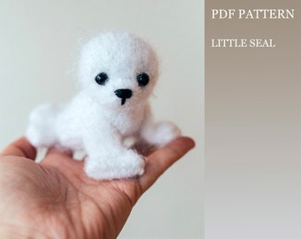 Little seal knitting pattern. Knitted amigurumi seal step by step tutorial. DIY knitted gift. English and Russian PDF.