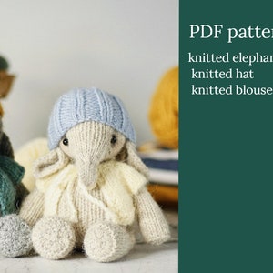 Peut inclure: Deux jouets en forme d'éléphant tricotés, l'un portant un chapeau bleu et l'autre un chapeau jaune. Les jouets sont posés sur une surface blanche. Le texte "PDF pattern knitted elephant knitted hat knitted blouse" est visible en arrière-plan.