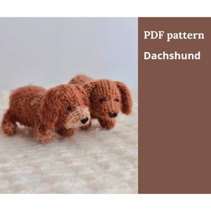 Può includere: Due piccole figure di bassotto marroni fatte a mano. I cani sono fatti di filo e hanno nasi neri e piccole orecchie. Il testo "PDF pattern Dachshund" è su uno sfondo marrone.