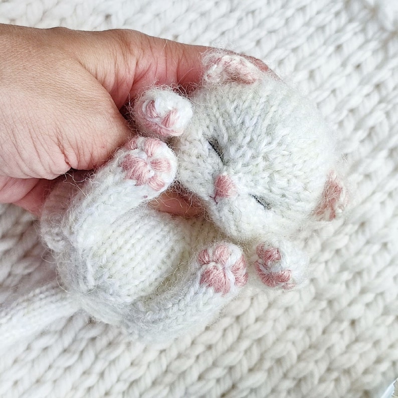 Modèle de tricot pour chaton endormi. Tutoriel réaliste sur un chaton. PDF anglais et russe. image 4