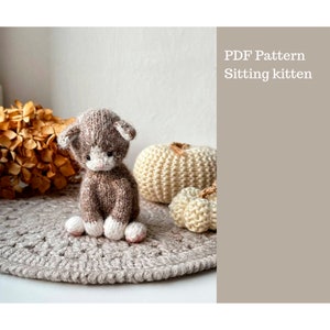 Sitting kitten knitting pattern. English and Russian PDF.