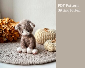 Sitting kitten knitting pattern. English and Russian PDF.