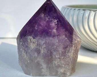 Brasilianische Amethyst Kristallspitze: Teil poliert, Regenbogeneinschluss
