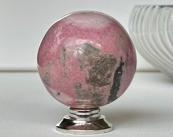 Sfera di rodonite peruviana, cristallo rosa, 295 g, pietra preziosa da collezione da 54,5 mm