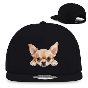 Könnte beinhalten: Schwarze und weiße Flat Brim Baseballkappe mit einem braunen und weißen Chihuahua, der aus der Vorderseite der Kappe schaut.