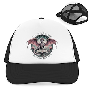 Könnte beinhalten: Eine schwarz-weiße Trucker-Kappe mit einem weißen Frontpanel, auf dem ein rosa Drache mit ausgebreiteten Flügeln zu sehen ist, der ein Buch hält. Der Text "Fantasy Readers Book Club" ist in einem Kreis um den Drachen gedruckt.